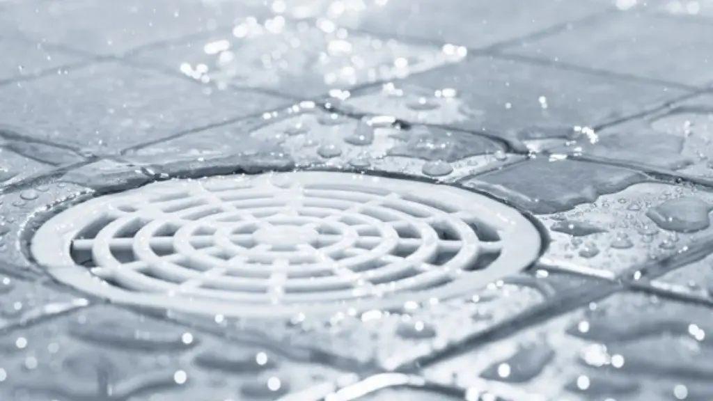 Água voltando pelo ralo do banheiro: o que fazer