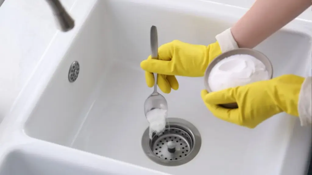 Desentupidora em BH: solução caseira para entupimento resolve?