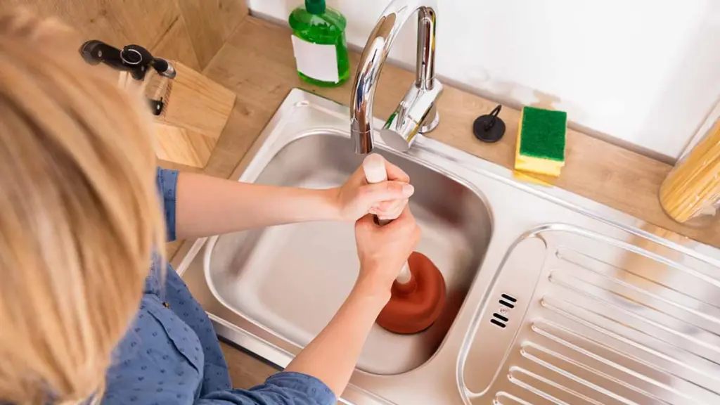 Pia da cozinha entupida: por que o problema sempre volta?
